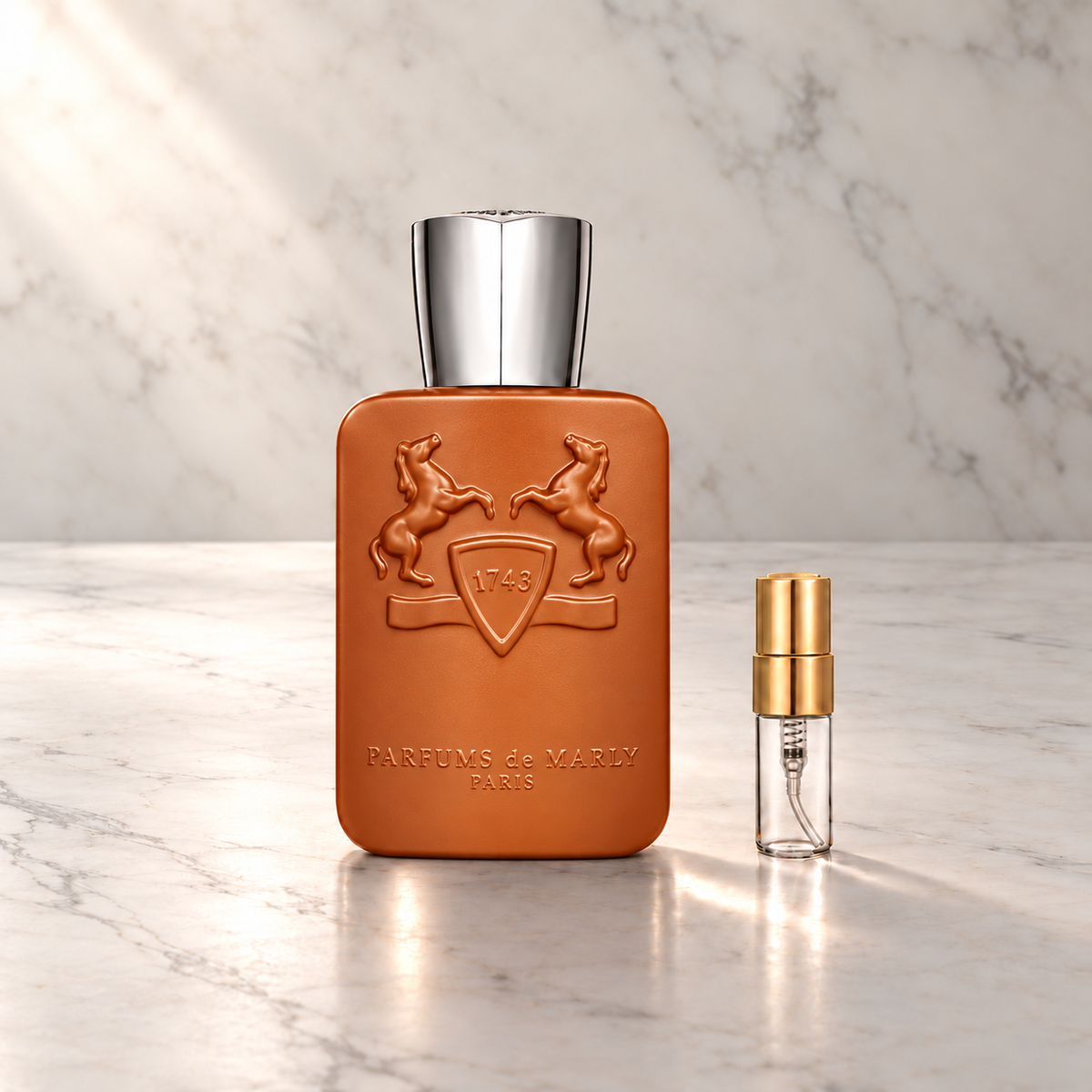 Parfums de Marly Althaïr – Originalflakon mit 3-ml-Glasprobe auf hellem Marmor