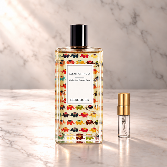 Berdoues Grand Cru Assam of India Eau de Parfum mit 3-ml-Duftprobe aus Glas mit Goldkappe auf hellem Marmor