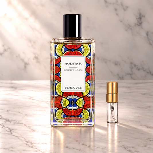 Berdoues Grand Cru Maasai Mara Eau de Parfum mit 3-ml-Duftprobe aus Glas mit Goldkappe auf hellem Marmor