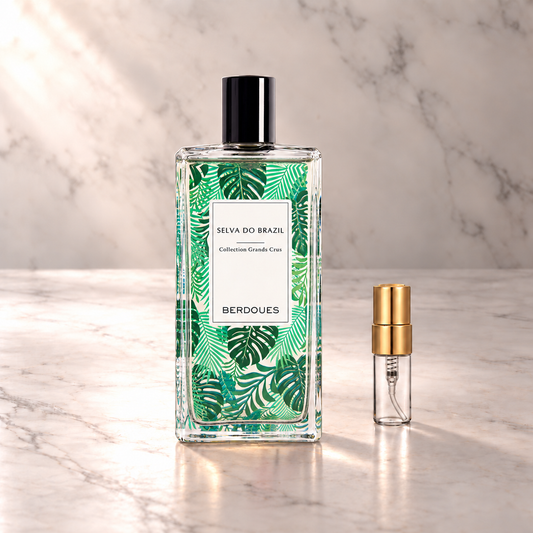 Berdoues Grand Cru Selva do Brazil Eau de Parfum mit 3-ml-Duftprobe aus Glas mit Goldkappe auf hellem Marmor