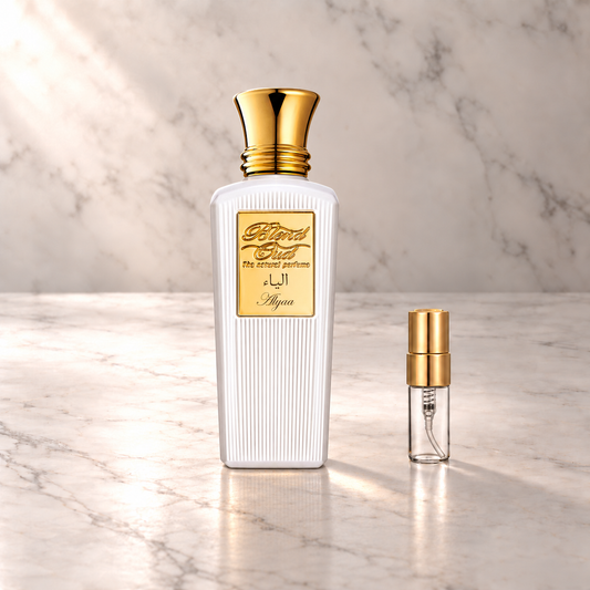 Blend Oud Alyaa Eau de Parfum mit 3-ml-Duftprobe aus Glas mit Goldkappe auf hellem Marmor