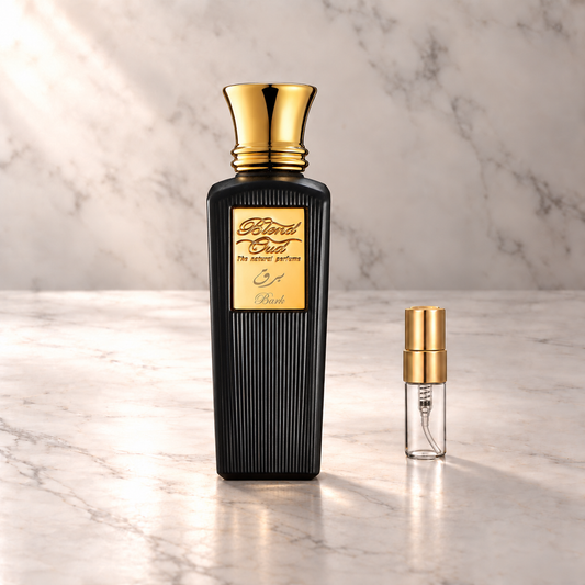 Blend Oud Bark Eau de Parfum mit 3-ml-Duftprobe aus Glas mit Goldkappe auf hellem Marmor