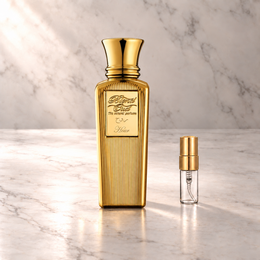 Blend Oud Hour Eau de Parfum mit 3-ml-Duftprobe aus Glas mit Goldkappe auf hellem Marmor
