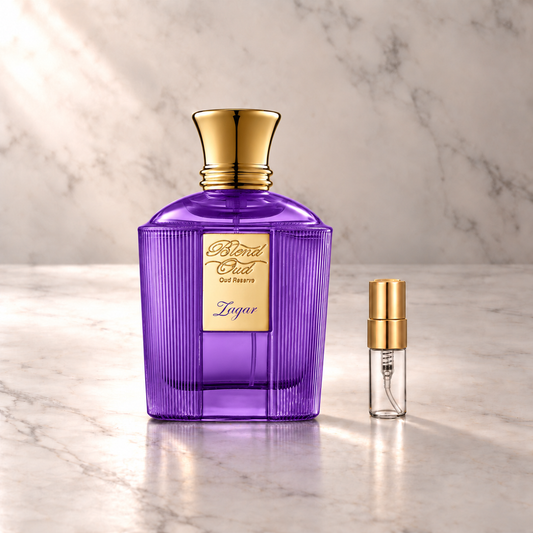 Blend Oud Zagar Eau de Parfum mit 3-ml-Duftprobe aus Glas mit Goldkappe auf hellem Marmor