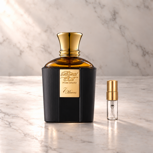 Blend Oud 7 Moons Eau de Parfum mit 3-ml-Duftprobe aus Glas mit Goldkappe auf hellem Marmor