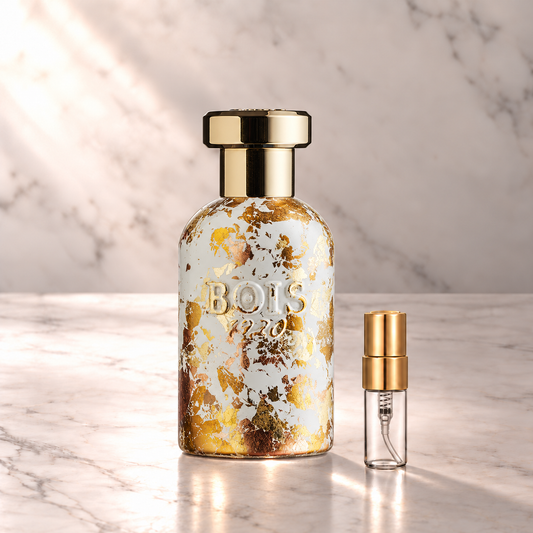 Bois 1920 Frammenti Parfum mit 3-ml-Duftprobe aus Glas mit Goldkappe auf hellem Marmor