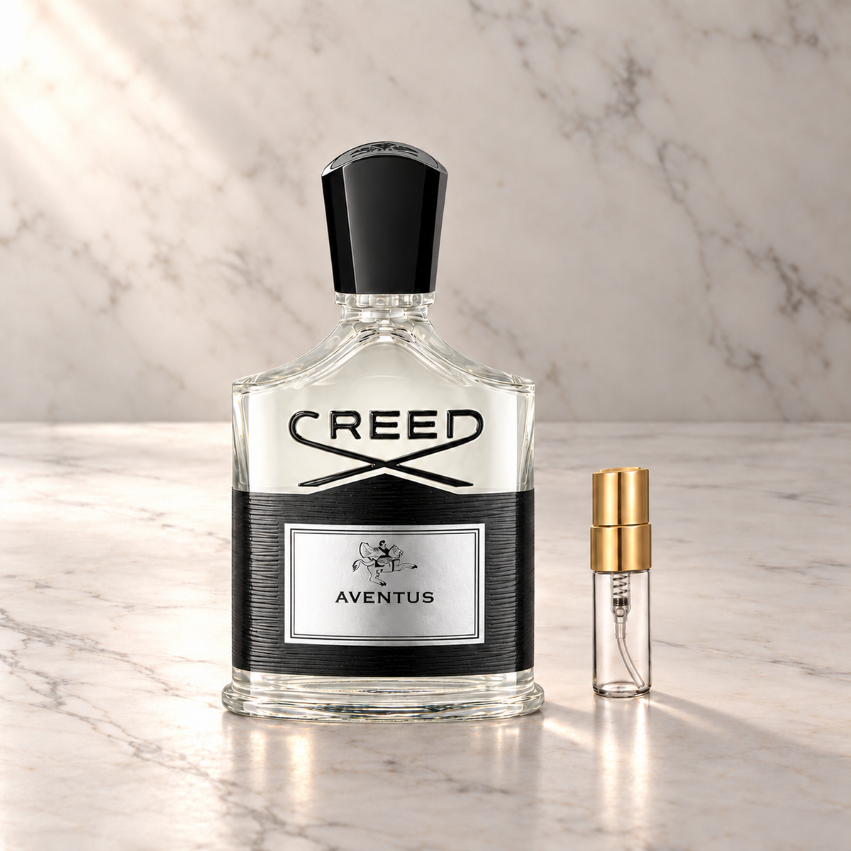 Creed Aventus Eau de Parfum – Originalflakon mit 3-ml-Glasprobe auf hellem Marmor