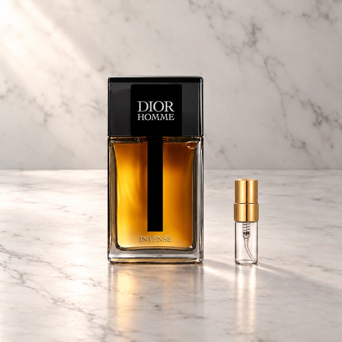 Dior Homme Intense Eau de Parfum mit 3-ml-Glasprobe und Goldkappe auf hellem Marmor
