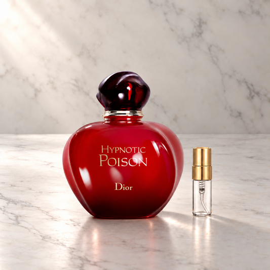 Dior Hypnotic Poison Eau de Toilette mit 3-ml-Glasprobe und Goldkappe auf hellem Marmor