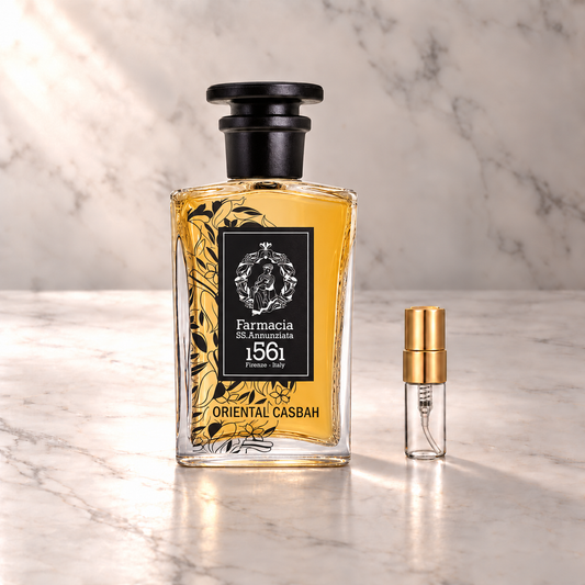 Farmacia SS.Annunziata Oriental casbah Parfum mit 3-ml-Duftprobe aus Glas mit Goldkappe auf hellem Marmor