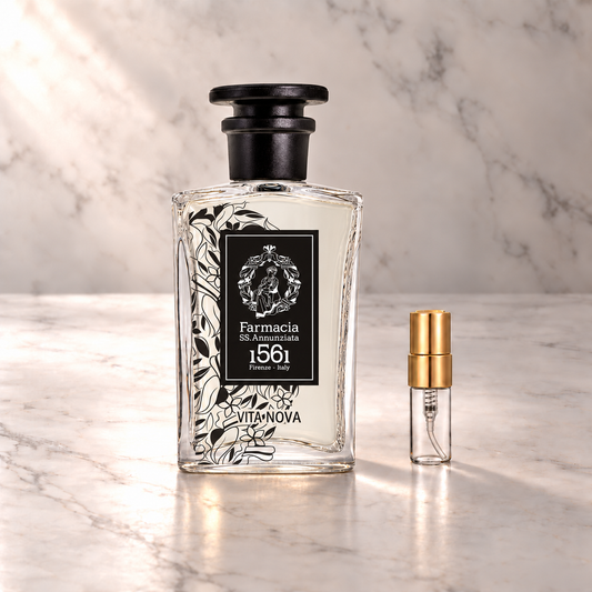 Farmacia SS.Annunziata Vita Nova Parfum mit 3-ml-Duftprobe aus Glas mit Goldkappe auf hellem Marmor