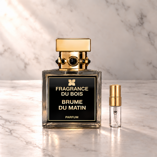 Fragrance du Bois Brume du Matin Parfum mit 3-ml-Duftprobe aus Glas mit Goldkappe auf hellem Marmor