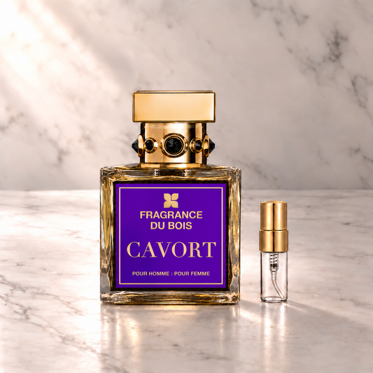 Fragrance du Bois Cavort Extrait de Parfum mit 3-ml-Duftprobe aus Glas mit Goldkappe auf hellem Marmor
