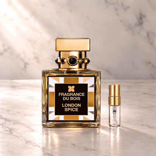 Fragrance du Bois London Spice Extrait de Parfum mit 3-ml-Duftprobe aus Glas mit Goldkappe auf hellem Marmor