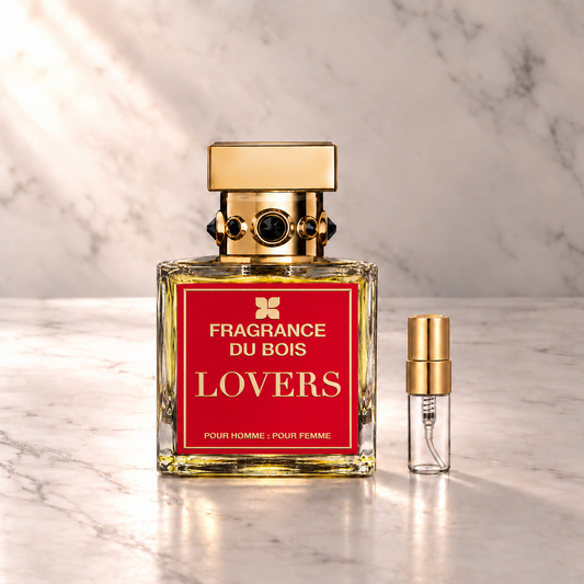 Fragrance du Bois Lovers Extrait de Parfum mit 3-ml-Duftprobe aus Glas mit Goldkappe auf hellem Marmor