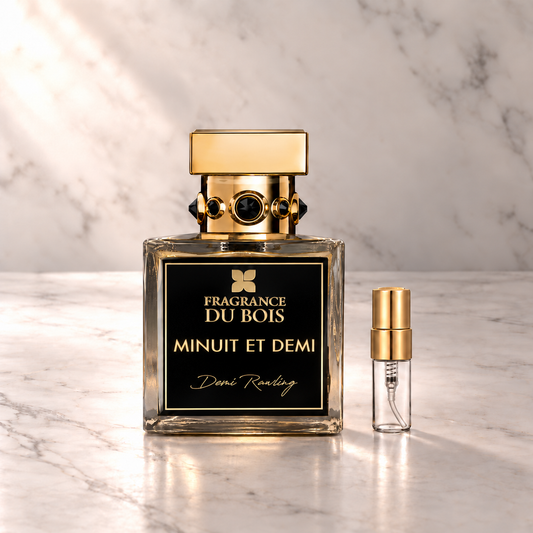 Fragrance du Bois Minuit et Demi Extrait de Parfum mit 3-ml-Duftprobe aus Glas mit Goldkappe auf hellem Marmor