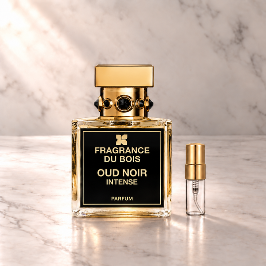 Fragrance du Bois Oud Noir Intense Parfum mit 3-ml-Duftprobe aus Glas mit Goldkappe auf hellem Marmor