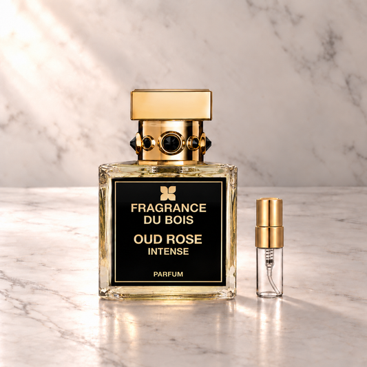 Fragrance du Bois Oud Rose Intense Parfum mit 3-ml-Duftprobe aus Glas mit Goldkappe auf hellem Marmor