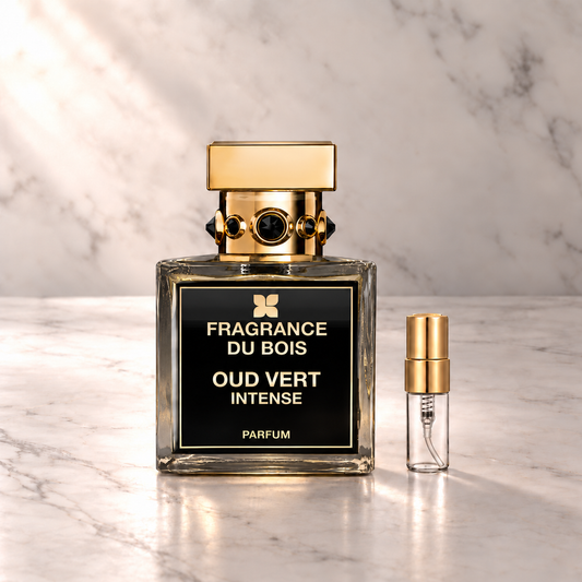 Fragrance du Bois Oud Vert Intense Parfum mit 3-ml-Duftprobe aus Glas mit Goldkappe auf hellem Marmor