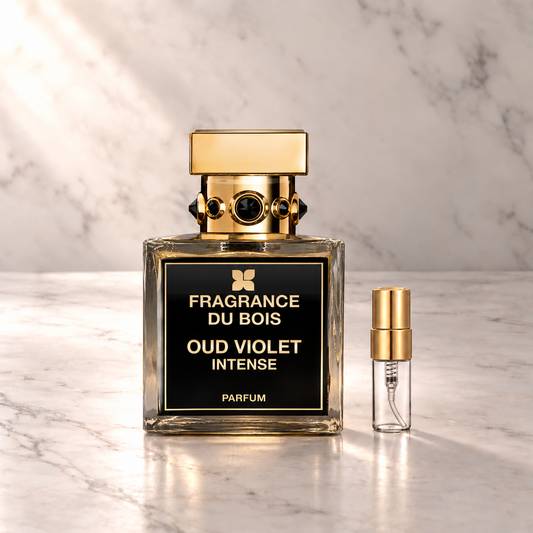 Fragrance du Bois Oud Violet Intense Parfum mit 3-ml-Duftprobe aus Glas mit Goldkappe auf hellem Marmor