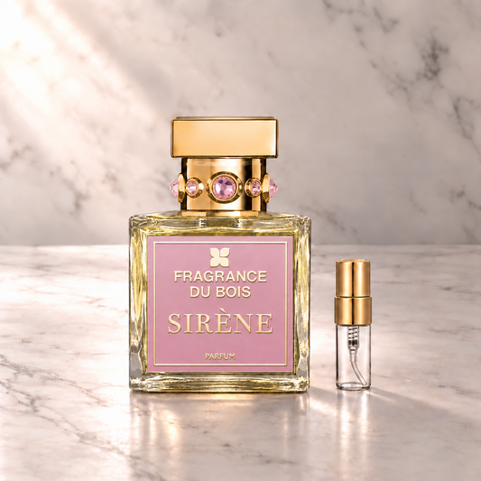 Fragrance du Bois Sirène Extrait de Parfum mit 3-ml-Duftprobe aus Glas mit Goldkappe auf hellem Marmor