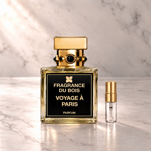 Fragrance du Bois Voyage à Paris Parfum mit 3-ml-Duftprobe aus Glas mit Goldkappe auf hellem Marmor