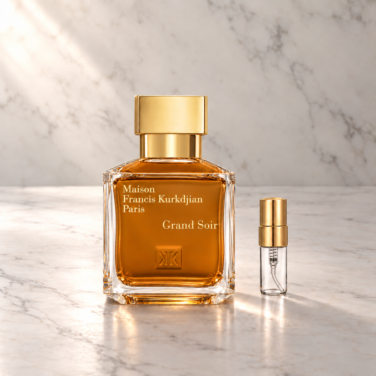 Maison Francis Kurkdjian Grand Soir Eau de Parfum mit 3-ml-Glasprobe und Goldkappe auf hellem Marmor
