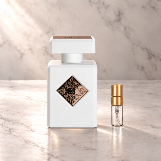 Initio Paragon Eau de Parfum mit 3-ml-Duftprobe aus Glas mit Goldkappe auf hellem Marmor