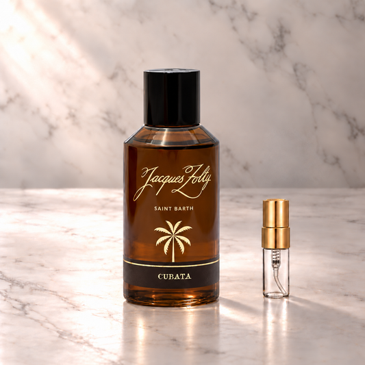 Jacques Zolty Cubata Eau de Parfum mit 3-ml-Duftprobe aus Glas mit Goldkappe auf hellem Marmor