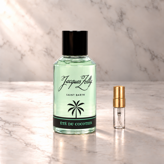 Jacques Zolty Ete du Cocotier Eau de Parfum mit 3-ml-Duftprobe aus Glas mit Goldkappe auf hellem Marmor