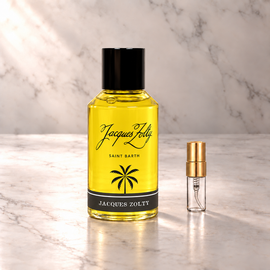 Jacques Zolty Jacques Zolty Eau de Parfum mit 3-ml-Duftprobe aus Glas mit Goldkappe auf hellem Marmor