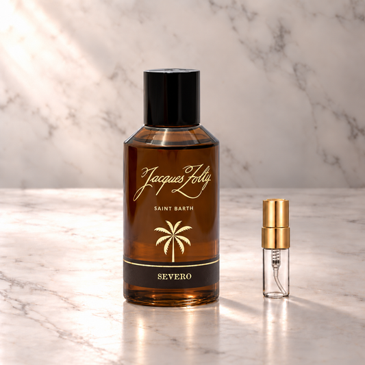 Jacques Zolty Severo Eau de Parfum mit 3-ml-Duftprobe aus Glas mit Goldkappe auf hellem Marmor