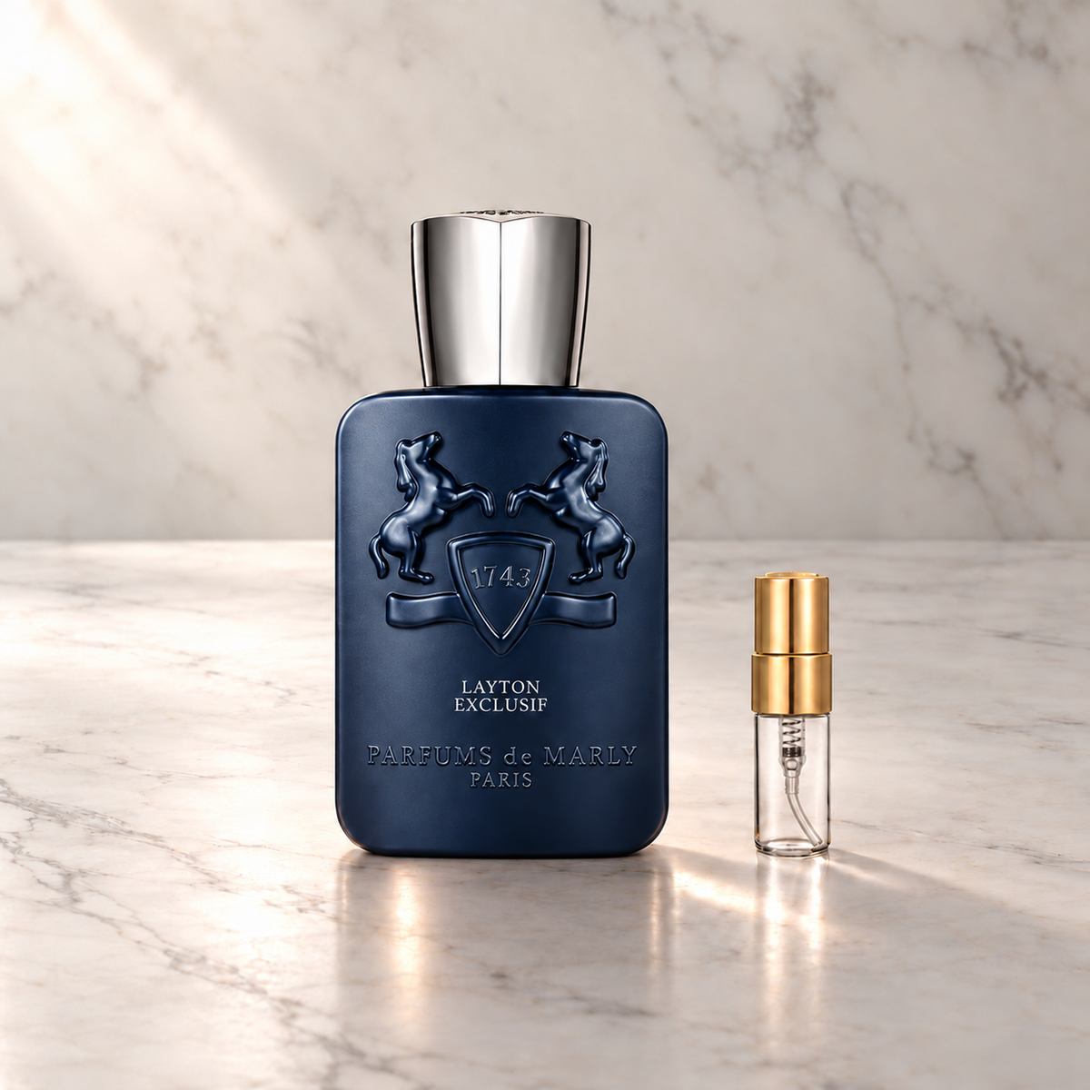 Parfums de Marly Layton Exclusif – Originalflakon mit 3-ml-Glasprobe auf hellem Marmor
