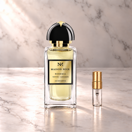 Maison Noir Bohemia 265 Eau de Parfum mit 3-ml-Duftprobe aus Glas mit Goldkappe auf hellem Marmor