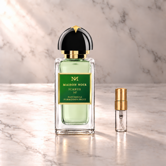 Maison Noir Icarus 347 Eau de Parfum mit 3-ml-Duftprobe aus Glas mit Goldkappe auf hellem Marmor