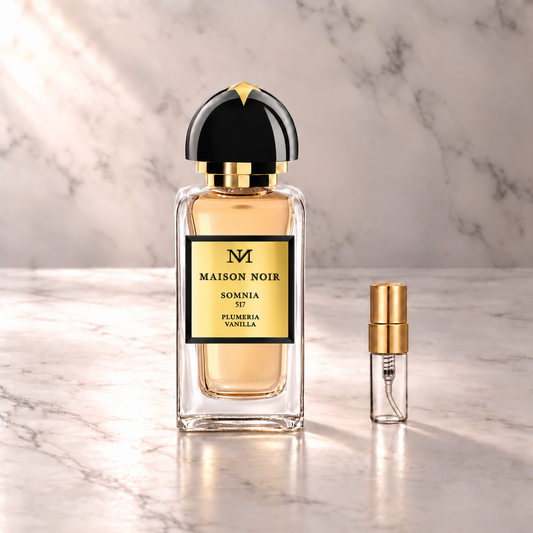 Maison Noir Somnia 517 Eau de Parfum mit 3-ml-Duftprobe aus Glas mit Goldkappe auf hellem Marmor
