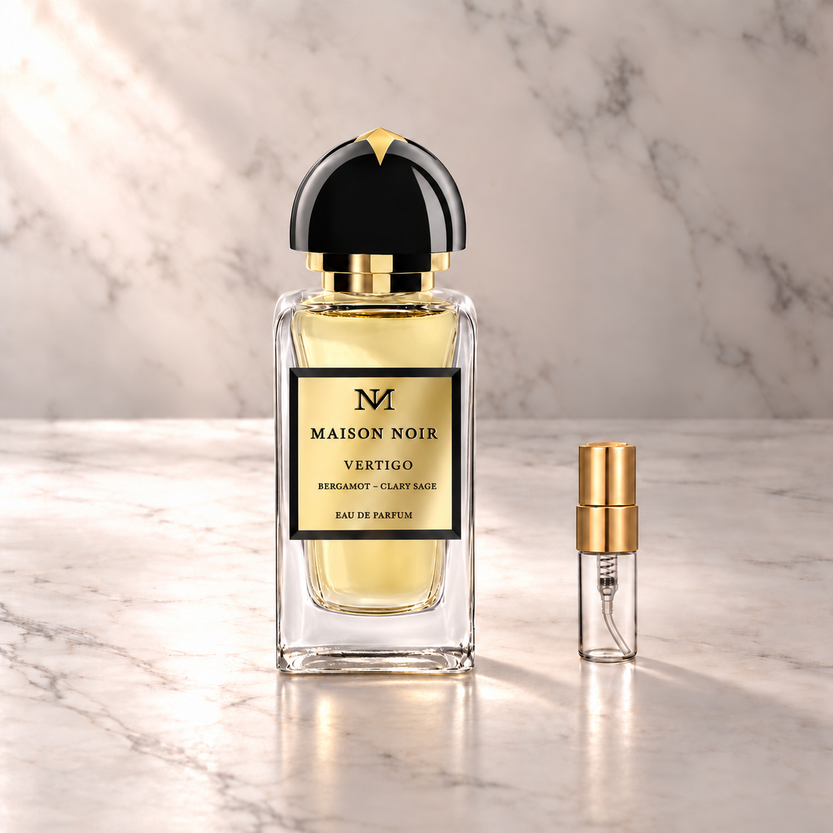 Maison Noir Vertigo 236 Eau de Parfum mit 3-ml-Duftprobe aus Glas mit Goldkappe auf hellem Marmor