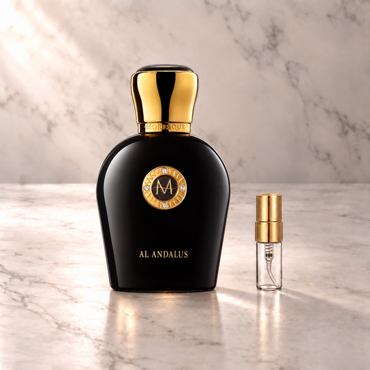 Moresque Al Andalus Eau de Parfum mit 3-ml-Duftprobe aus Glas mit Goldkappe auf hellem Marmor