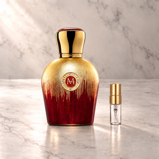Moresque Contessa Eau de Parfum mit 3-ml-Duftprobe aus Glas mit Goldkappe auf hellem Marmor