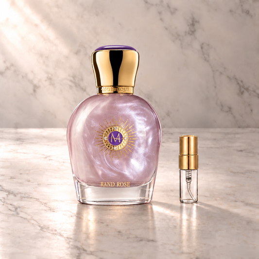 Moresque Rand Rose Eau de Parfum mit 3-ml-Duftprobe aus Glas mit Goldkappe auf hellem Marmor