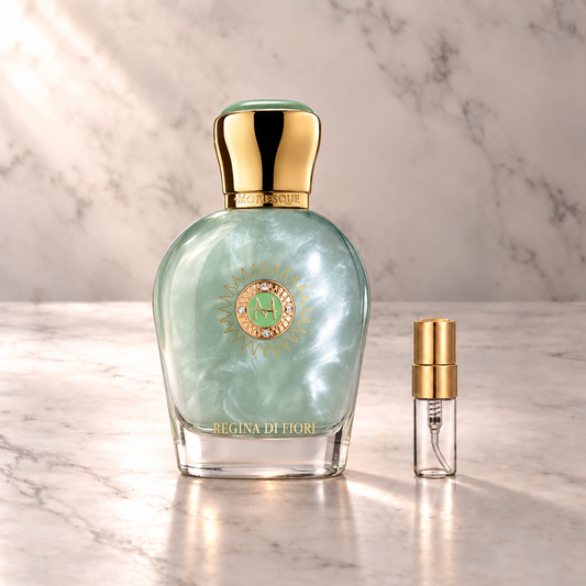 Moresque Regina di Fiori Eau de Parfum mit 3-ml-Duftprobe aus Glas mit Goldkappe auf hellem Marmor
