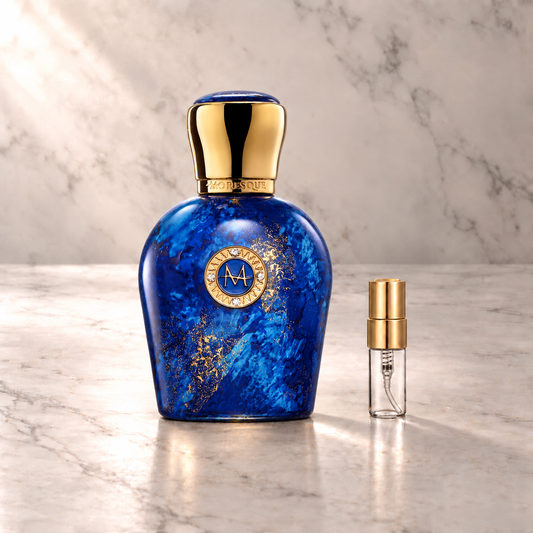 Moresque Sahara Blue Eau de Parfum mit 3-ml-Duftprobe aus Glas mit Goldkappe auf hellem Marmor