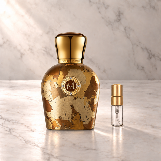 Moresque Sandal Granada Eau de Parfum mit 3-ml-Duftprobe aus Glas mit Goldkappe auf hellem Marmor