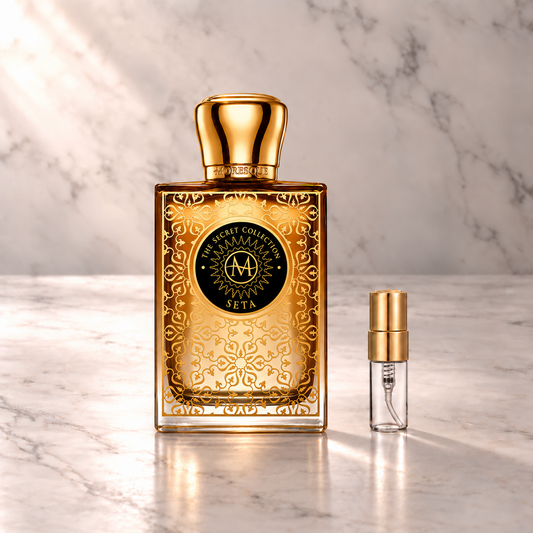 Moresque Seta Eau de Parfum mit 3-ml-Duftprobe aus Glas mit Goldkappe auf hellem Marmor