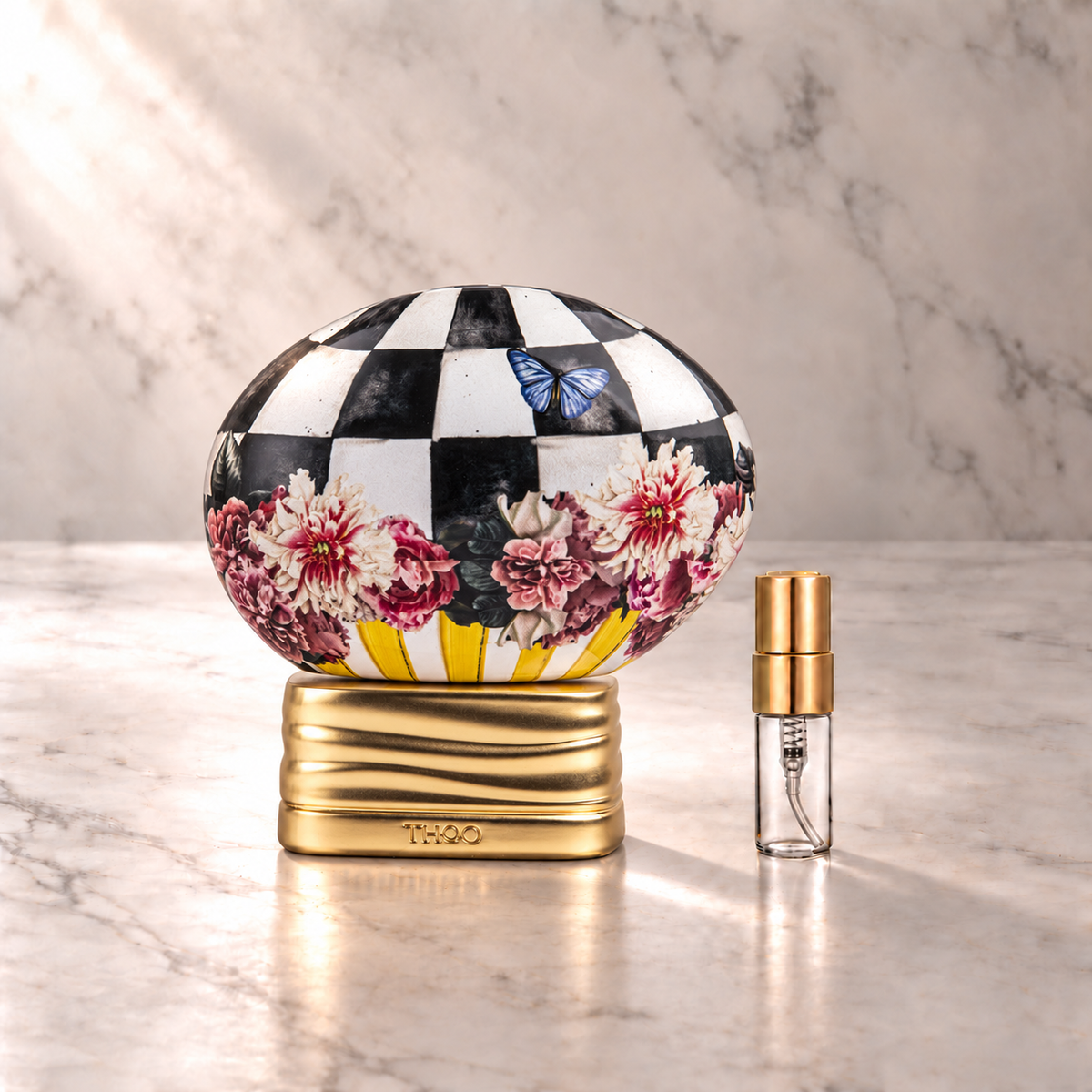 THoO BonBon Pop Eau de Parfum mit 3-ml-Duftprobe aus Glas mit Goldkappe auf hellem Marmor