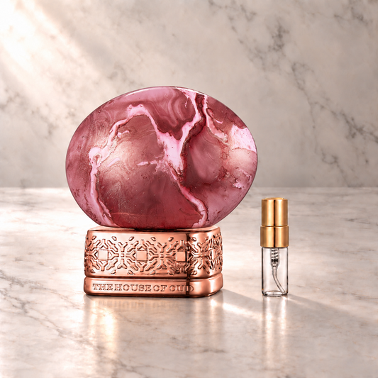 THoO Empathy Eau de Parfum mit 3-ml-Duftprobe aus Glas mit Goldkappe auf hellem Marmor