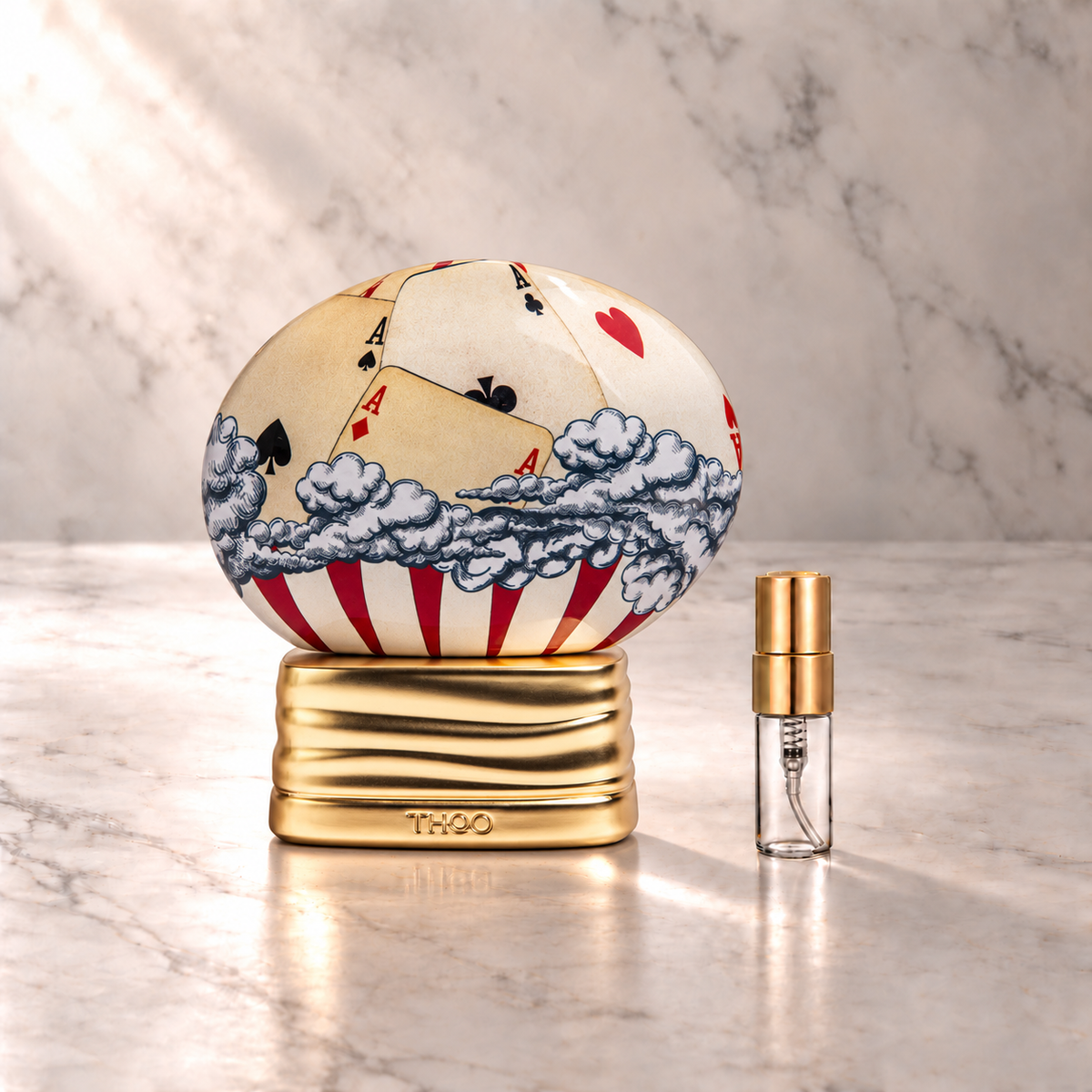 THoO Gambling Eau de Parfum mit 3-ml-Duftprobe aus Glas mit Goldkappe auf hellem Marmor