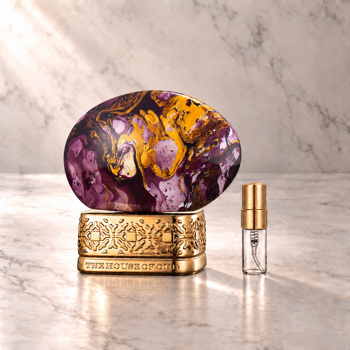 THoO Grape Pearls Eau de Parfum mit 3-ml-Duftprobe aus Glas mit Goldkappe auf hellem Marmor