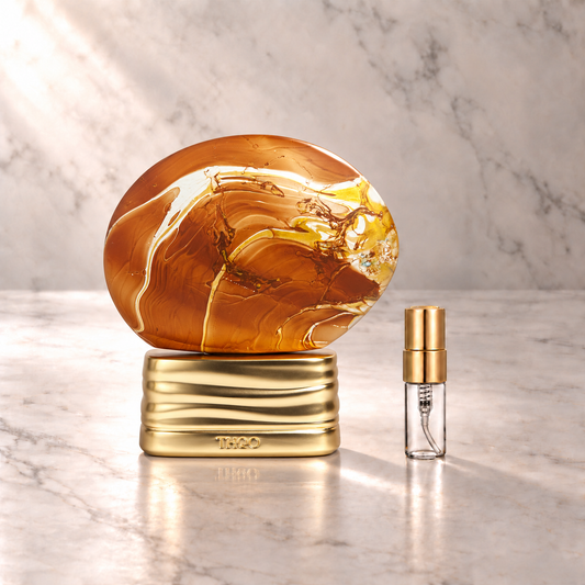 THoO Hidden Shades Eau de Parfum mit 3-ml-Duftprobe aus Glas mit Goldkappe auf hellem Marmor