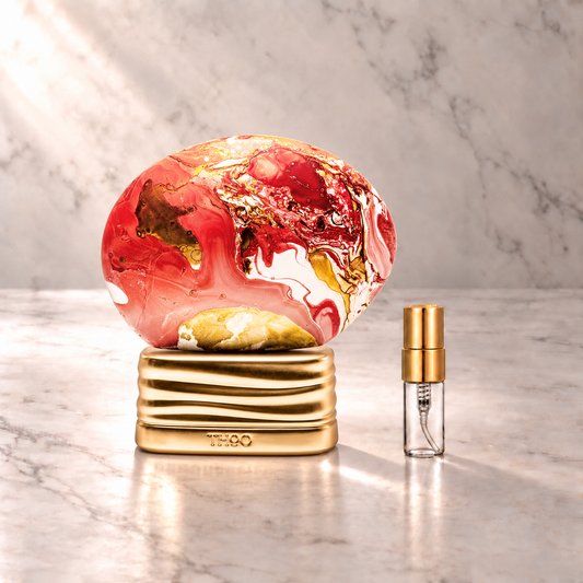 THoO Keep Glazed Eau de Parfum mit 3-ml-Duftprobe aus Glas mit Goldkappe auf hellem Marmor